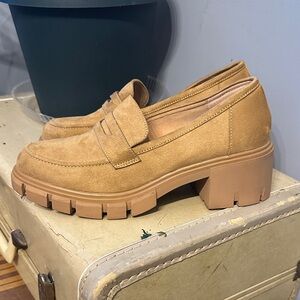 Me Too Size 10M Tan Suede Chunky Block Heel  Loafers